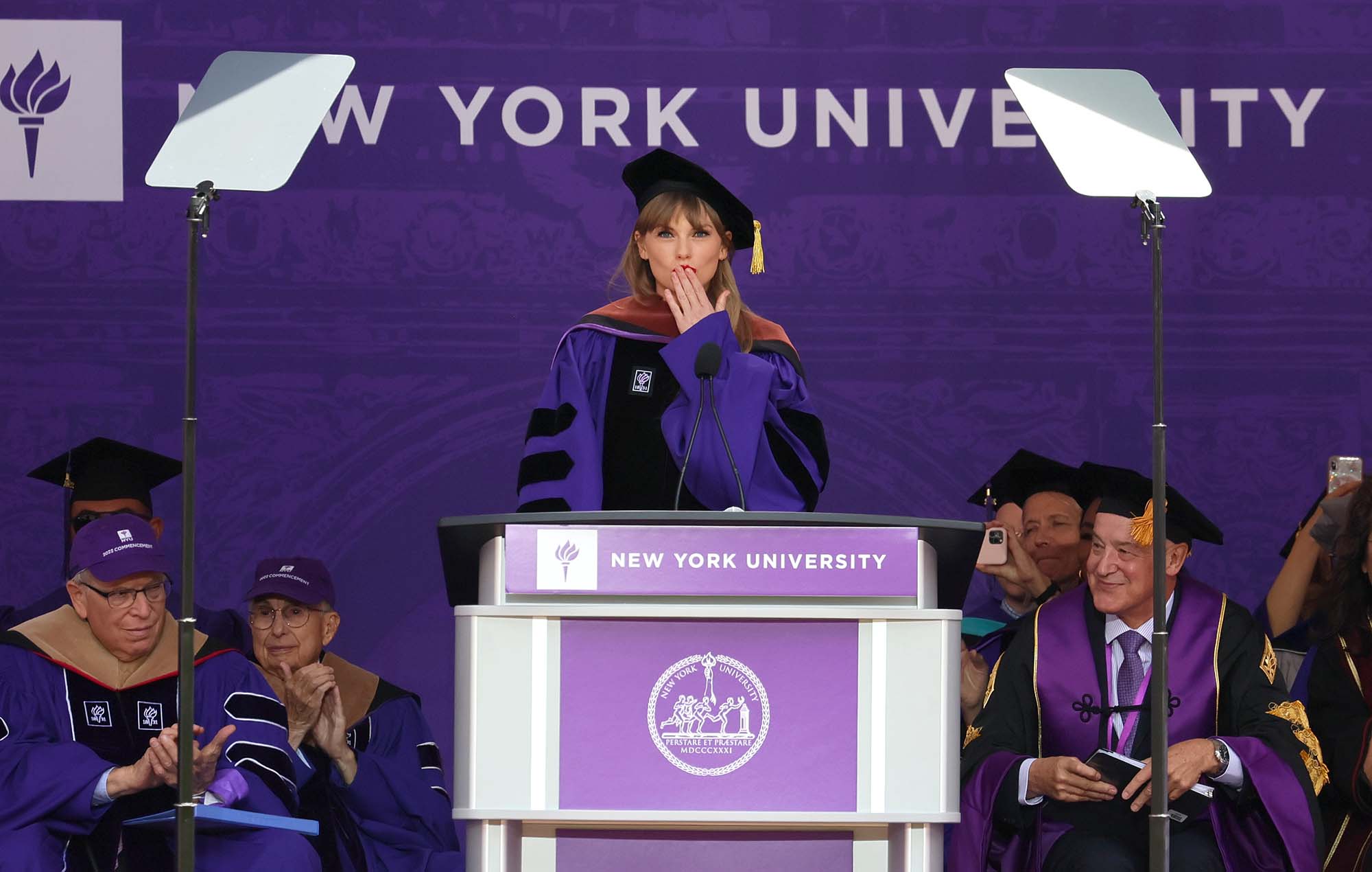 Посмотрите, как Тейлор Свифт произносит вступительную речь в Нью-Йоркском университете: «Давайте танцевать, как будто мы 22-й класс»