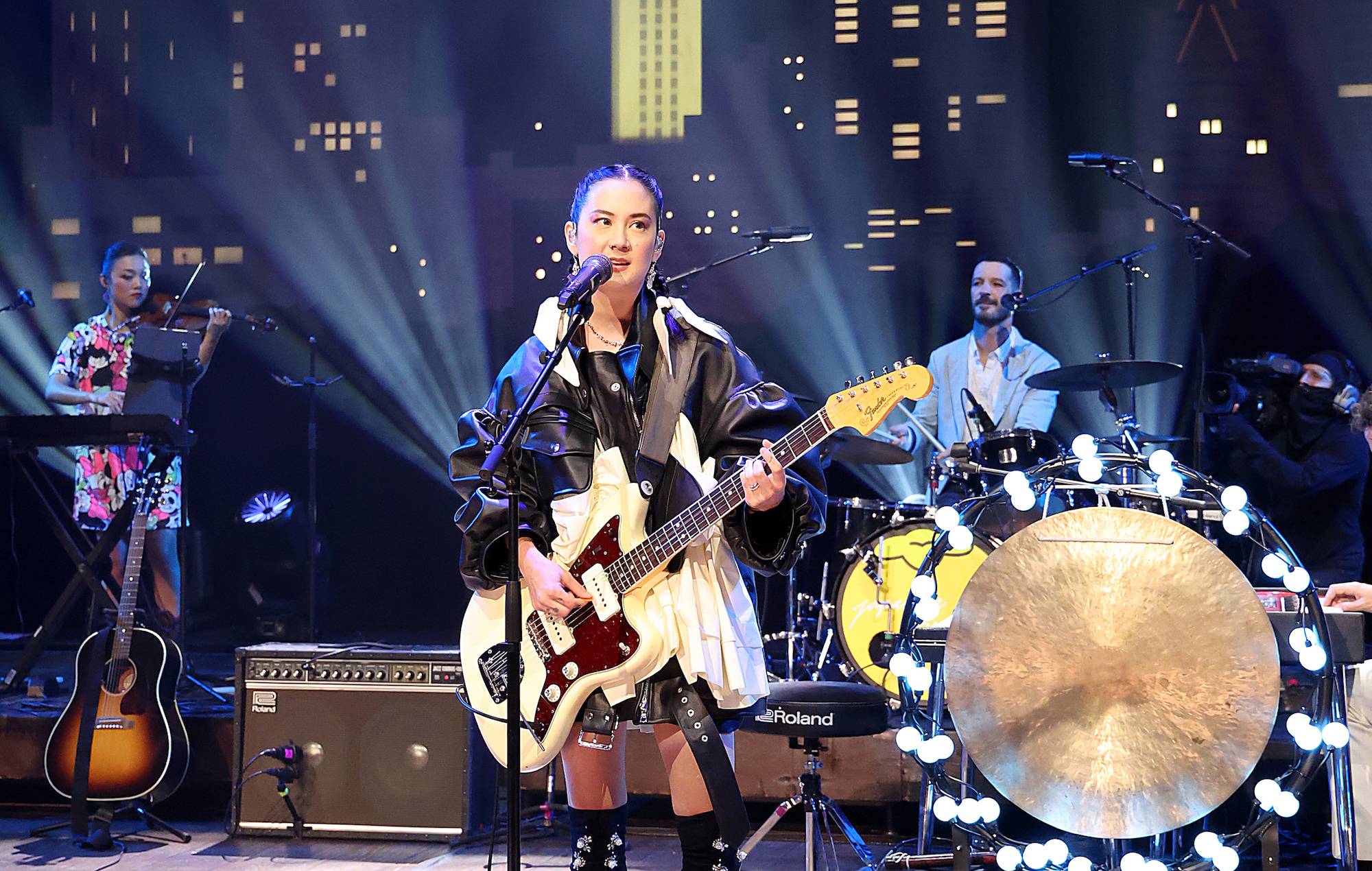 Японский завтрак дебютирует в «Saturday Night Live» с песнями «Be Sweet» и «Paprika».