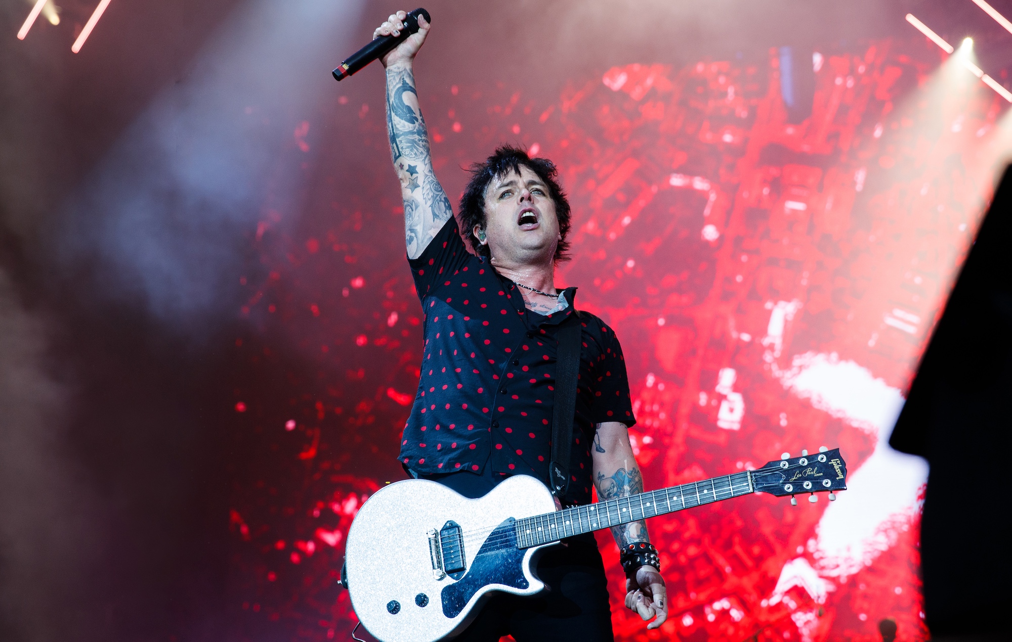 Билли Джо Армстронг из Green Day говорит собравшимся, что он «отказывается» от американского гражданства после отмены дела Роу против Уэйда.