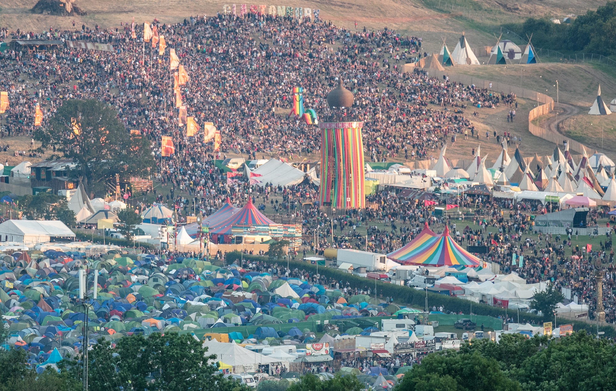 Эмили Ивис из Гластонбери приветствует «вдохновляющую» толпу на фестивале, поскольку 99 процентов палаток забрали домой