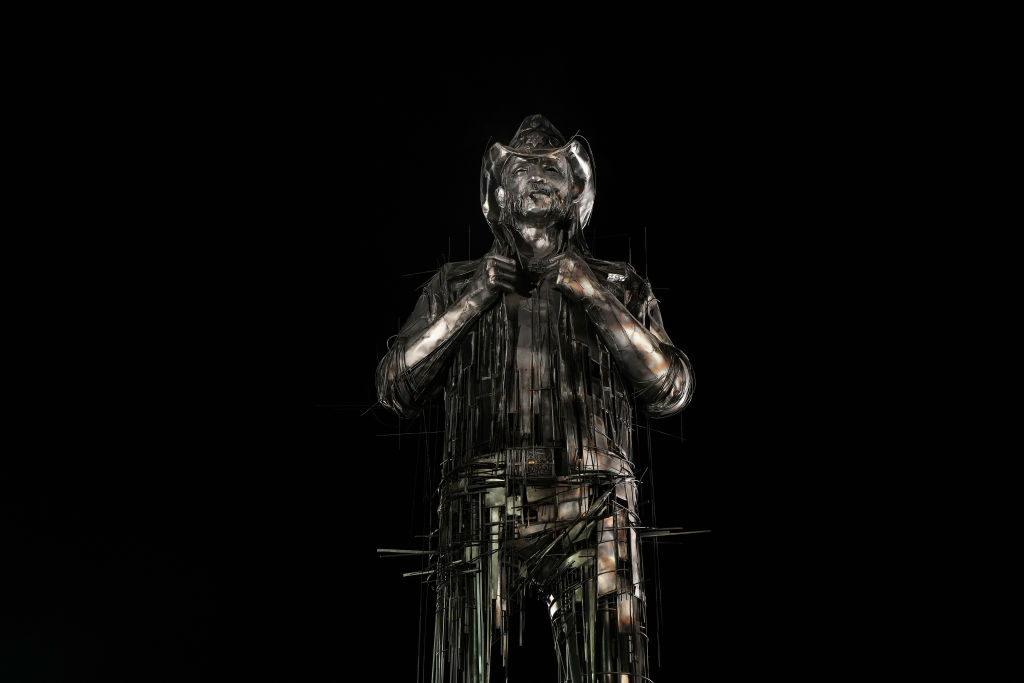 Посмотрите, как делают гигантскую статую Лемми для Hellfest.