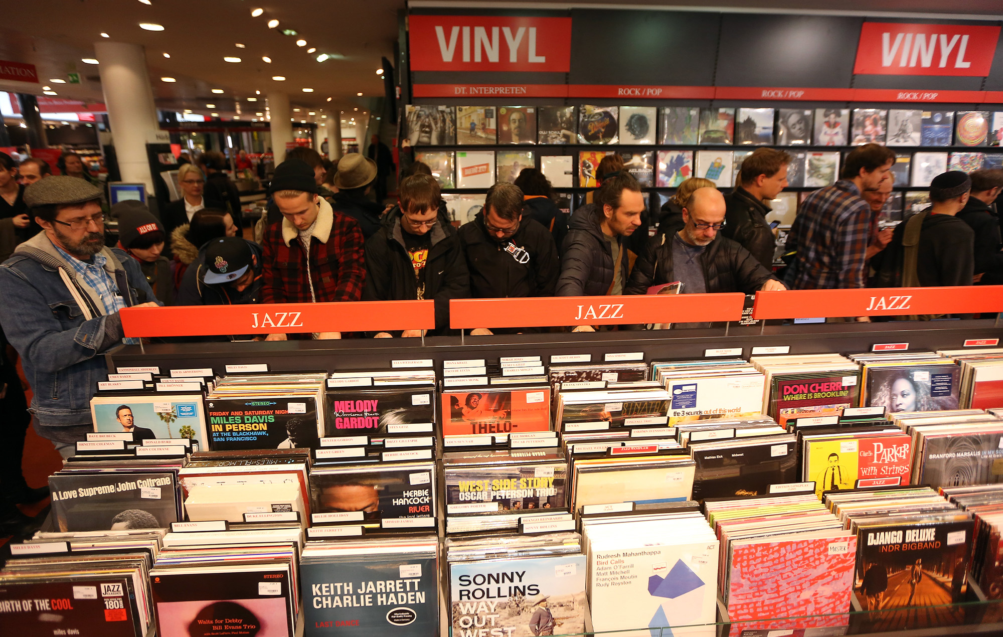 Немецкие музыкальные магазины подали петицию против DHL из-за повышения стоимости доставки винила
