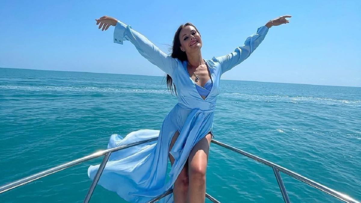 «Морская королева»: 44-летняя Оксана Федорова в летящем платье покорила сердца фанатов