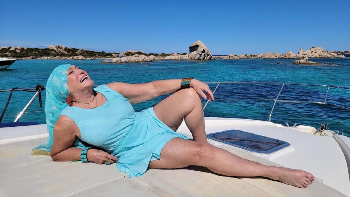 «Какие красивые ножки!»: 80-летняя звезда бразильских сериалов поделилась пляжными фото