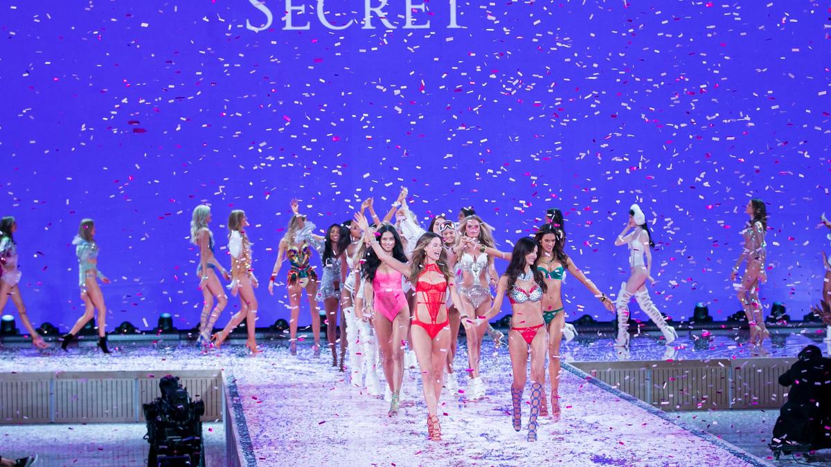 Бывшие «ангелы» Victoria’s Secret снялись для журнала в белье из переработанного мусора