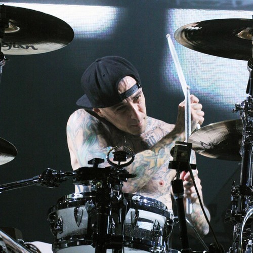 Камбэк-тур Blink-182 отложен из-за травмы пальца Трэвиса Баркера
