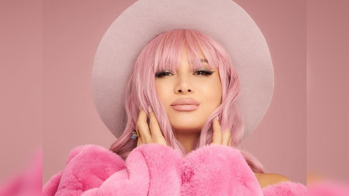 «Куколка»: Мадина Садвакасова с розовыми локонами удивила пользователей Казнета