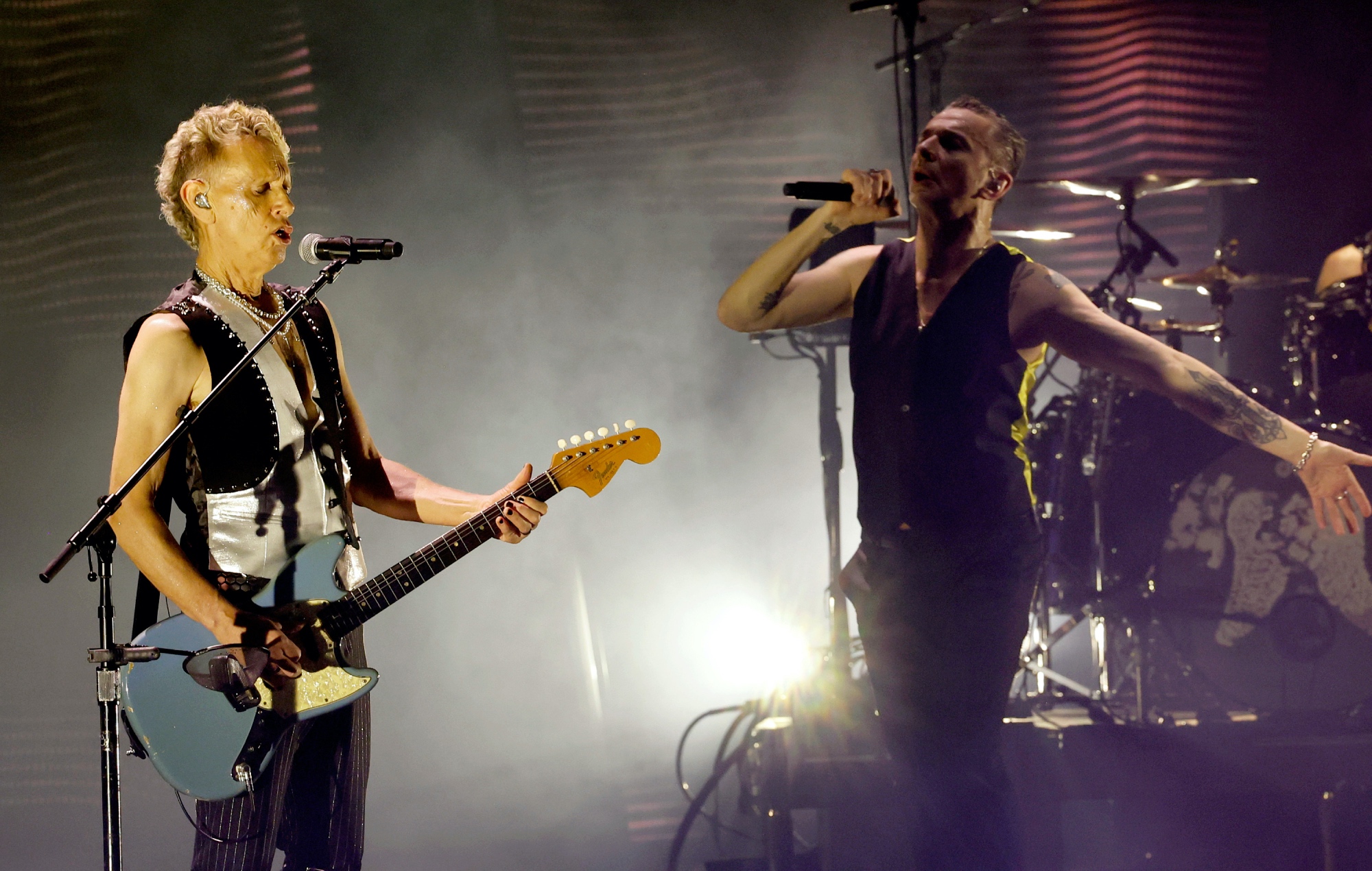 Смотрите, как Depeche Mode дебютируют с новыми песнями в начале тура «Memento Mori» 2023 года