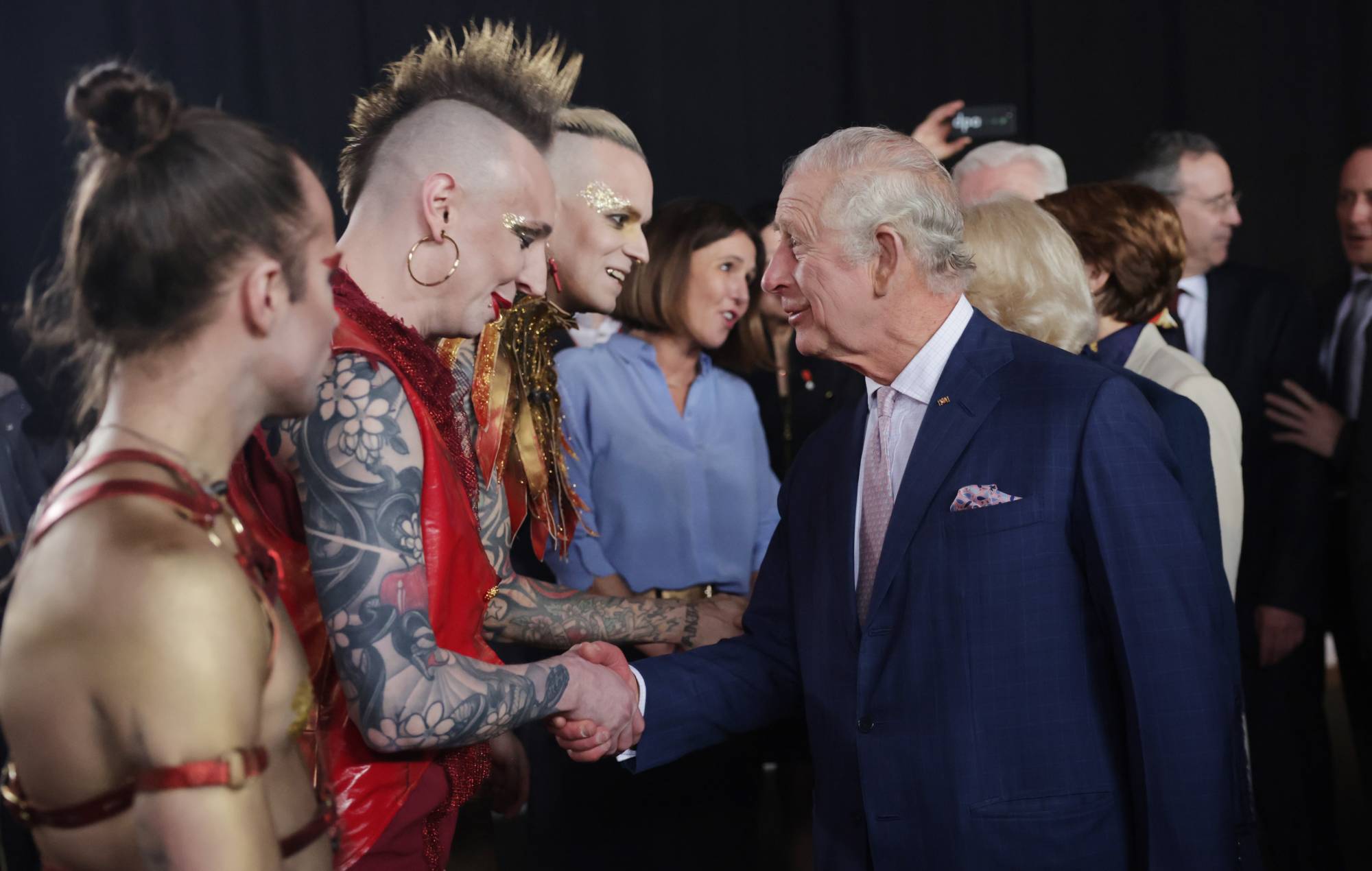 Король Чарльз и Камилла приветствуются немецкой метал-группой Евровидения во время государственного визита