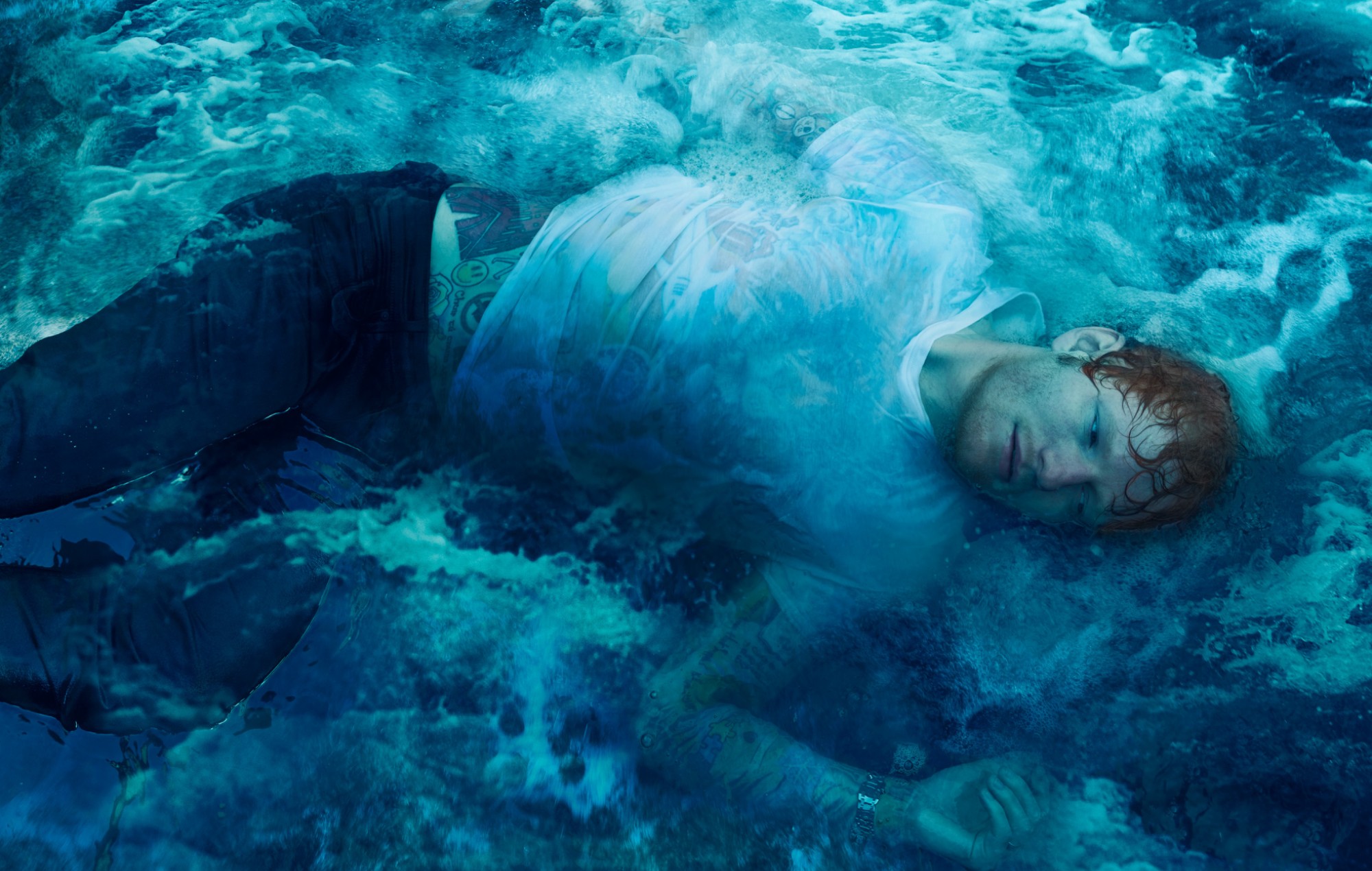 Посмотрите, как волны захлестывают Эда Ширана в музыкальном клипе на новый сингл «Boat».