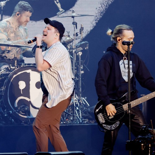 Fall Out Boy продают винил с настоящими человеческими слезами