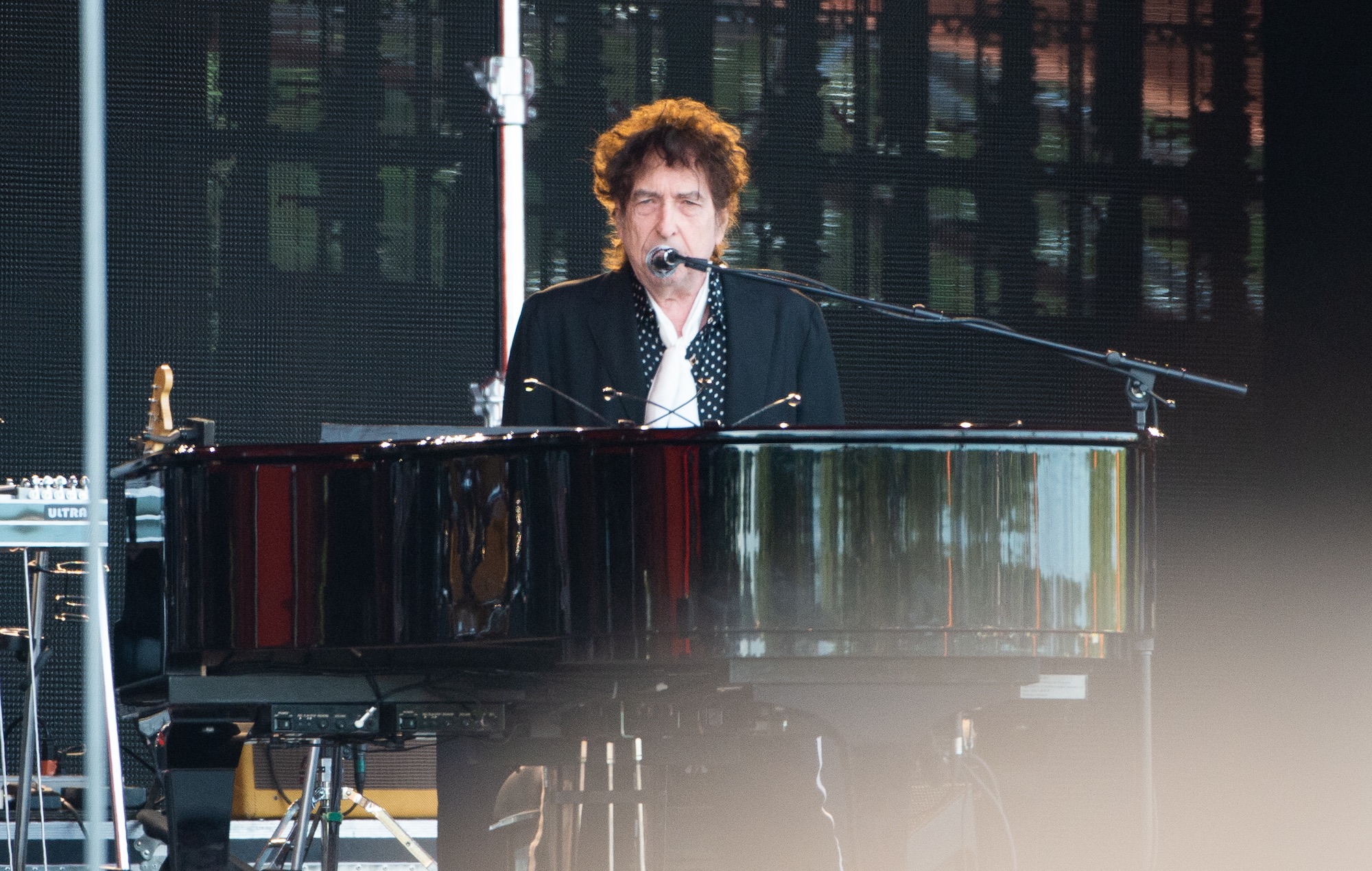 Посмотрите, как Боб Дилан исполнил кавер на песню Stella Blue группы Grateful Dead в Барселоне.