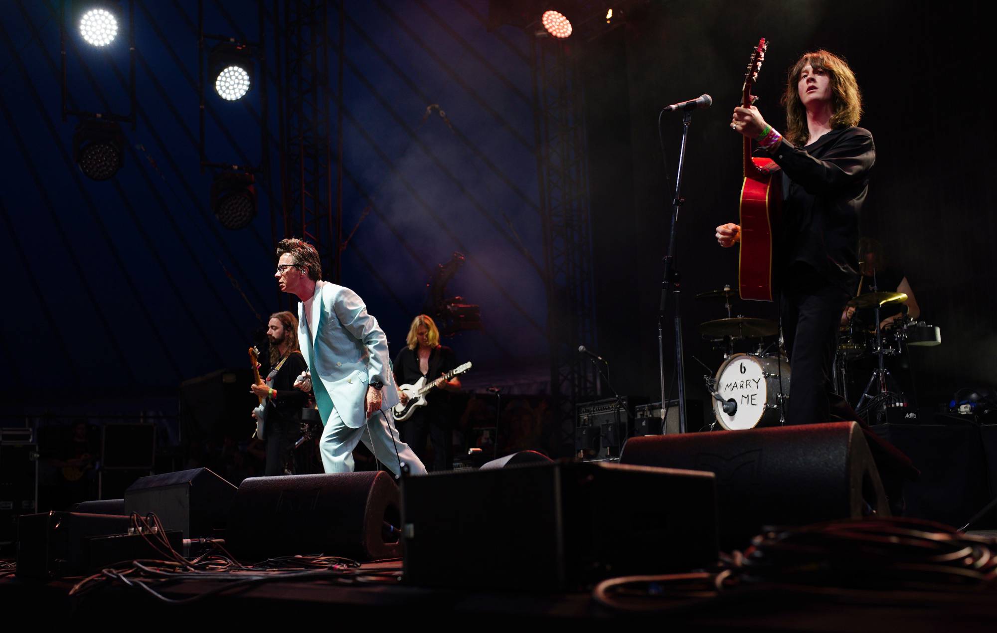 Поклонники реагируют на кавер Blossoms и Рика Эстли The Smiths, действие которого происходит на Glastonbury 2023