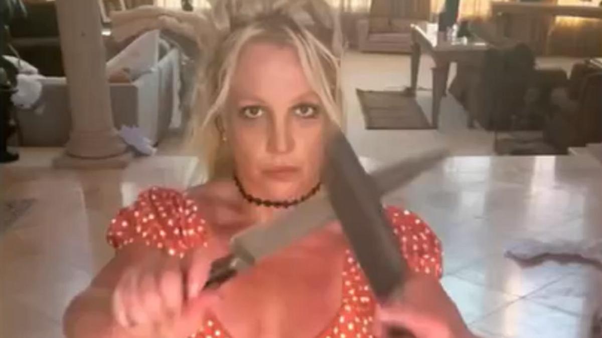 Имидж      
        
      "Скоро Хэллоуин": Бритни Спирс, вооружившись ножами, станцевала на камеру (видео)    
    
      Сегодня, 15:56