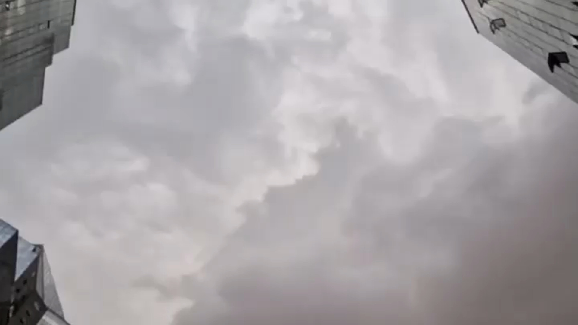 Эпичный момент наступления бури сняли на видео в Алматы